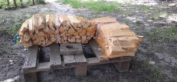 Elbląg Odsprzedam drewno na rozpałke, zostało po zmianie ogrzewania cena za. worek 60x40cm około 5kg drewna 17zł.