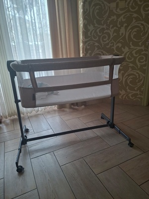 Elbląg Sprzedam dostawkę do łóżka ( regulacja wysokości, na kółkach, odpinany boczek, kolor uniwersalny beżowy dla