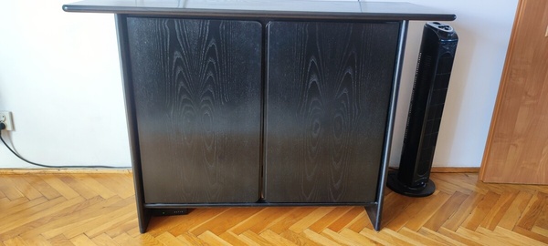 Elbląg Sprzedam czarną komodę z Elbląskiej fabryki mebli Furnel - już takich nie robią. 
Wymiary : wysokość 85 cm,