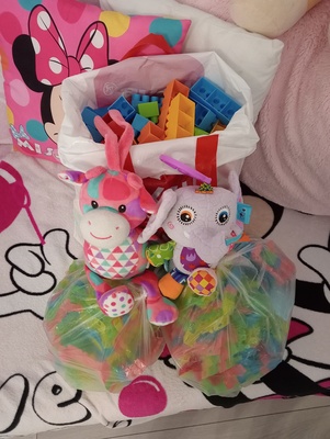 Elbląg SPRZEDAM ZESTAW ZABAWEK(KLOCKI I TORY DLA SAMOCHODZIKÓW). MASKOTKI W TYM JEDNA GRAJĄCA ODDAM GRATIS. ODBIÓR