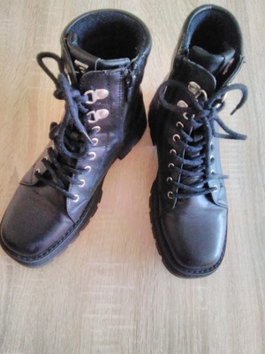 Elbląg Sprzedam:
1) Obuwie dziewczęce zimowe (bardzo solidne wykonanie) używane lecz w bardzo dobrym stanie, rozmiar