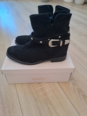 Elbląg Sprzedam buty widoczne na zdjęciu DeeZee stan b. dobry rozm. 41 Cena 50 zł.