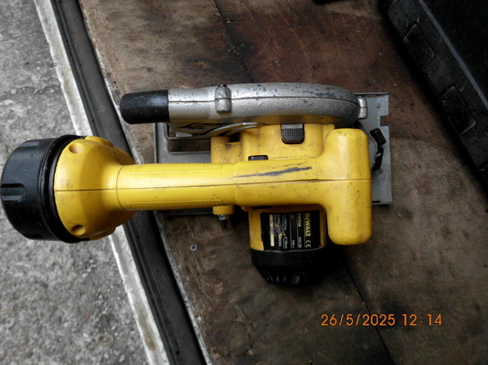 Elbląg DeWalt DW936 piła tarczowa DEWALT DW 936 piłatarczowa sprawna, bateria do regeneracji Do piły można dokupić