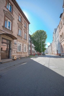 Elbląg Sprzedam prywatnie mieszkanie w ładnej kamienicyPowierzchnia 45,2 m2 na  parterzeWysokie sufityKomórka