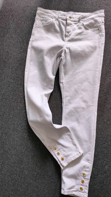 Elbląg Sprzedam białe jeansy z firmy Mohito w rozmiarze 40 L na metce, dobre na standardowy rozmiar M. Nowe. Polecam!