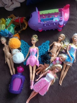 Elbląg Sprzedam zestaw lalek barbie i w typie. Dodatkowo koniki i samolot Polly pocket w stanie jak na zdjęciach. Cena