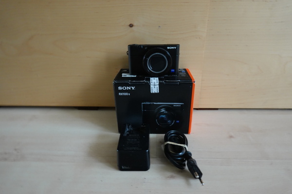 Elbląg Aparat fotograficzny Sony DSC RX 100 Va wraz z trzema oryginalnymi akumulatorami i ładowarką sieciową firmy