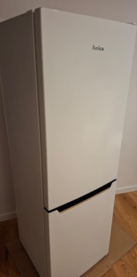 Elbląg Sprzedam lodówkę AMICA FK200.4 zakupioną w 2023 r. Wymiary: wys.144,sz.47,gł.49 cm. kolor biały. Zamrażarka z