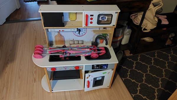 Elbląg Oddam to co ha zdjęciu, kuchnia dla dzieci i wózek dla lalek. Elbląg.