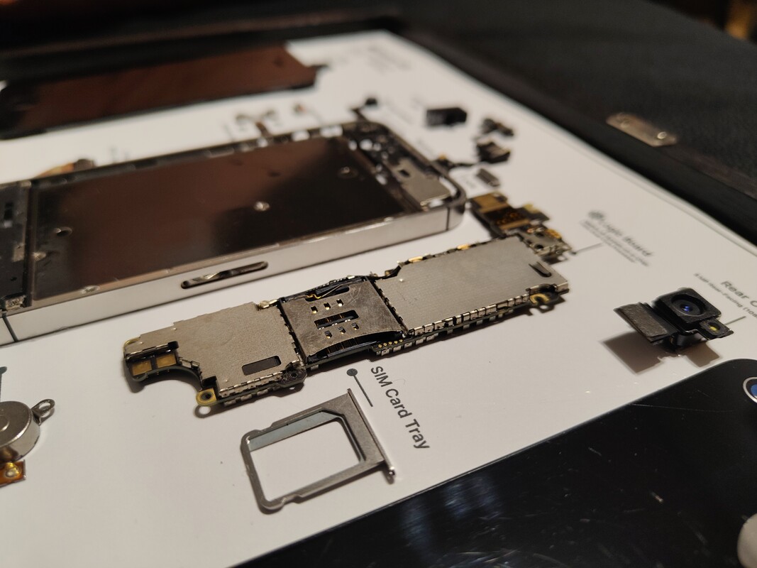 Elbląg Sprzedam ramkę z iPhonem 4S rozebranym na części.
Super gratka dla miłośników GSM
Prawdziwy iPhone,