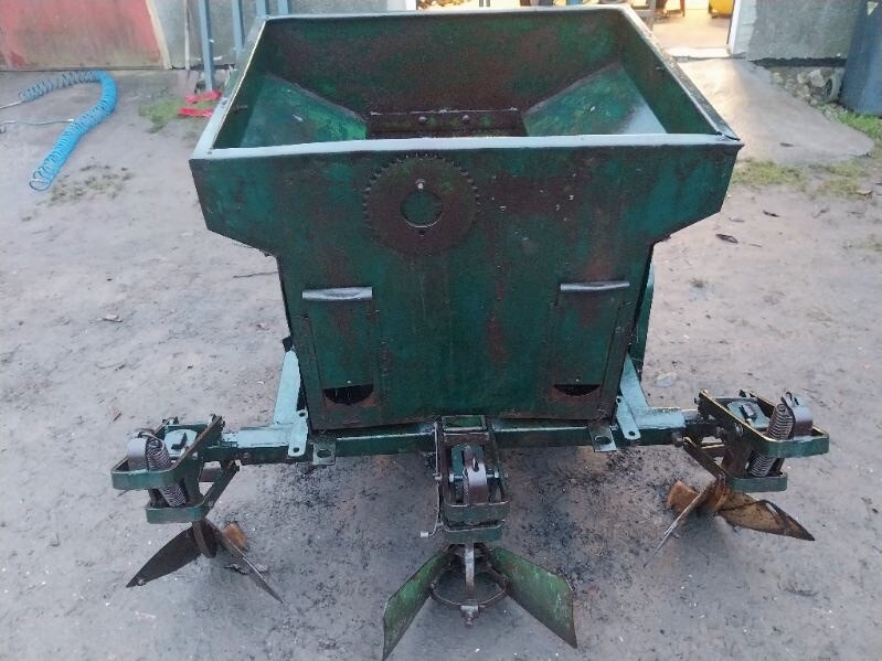 Elbląg Sprzedam:
1) talerzówka Kverneland 380 szer. , robocza, cena 2600 zł;
2) wał daszkowy szer 3m, średnica 60cm,