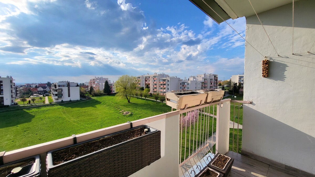 Elbląg KWADRAT NIERUCHOMOŚCI2 pokojeblok z 1992 r. duży balkonmedia z miastaosiedle Nad Jarem