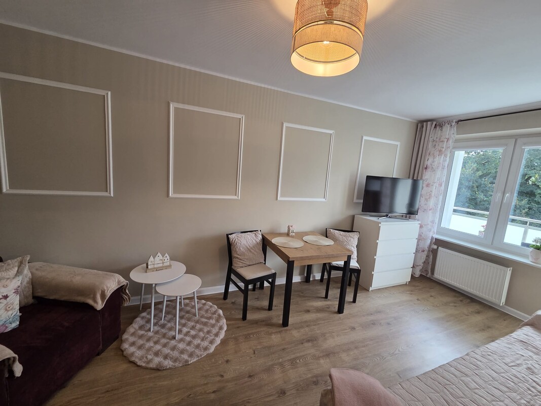 Elbląg Przestronne dwupokojowe mieszkanie na pierwszym piętrze z balkonem i oddzielną kuchnią.