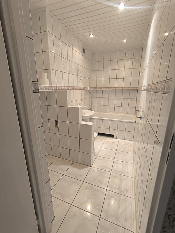 Elbląg Sprzedam mieszkanie 2-pokojowe w centrum Elbląga, ul Brzeska 32 /balkon/parking/ winda/ -42,20 m2 Cena 309 000 do