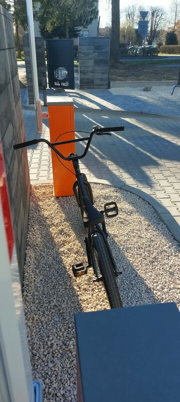 Elbląg Sprzedam rower BMX Kink Curb z 2022 roku w kolorze Matte Brushed Silver. Rower w bardzo dobrym stanie, gotowy do