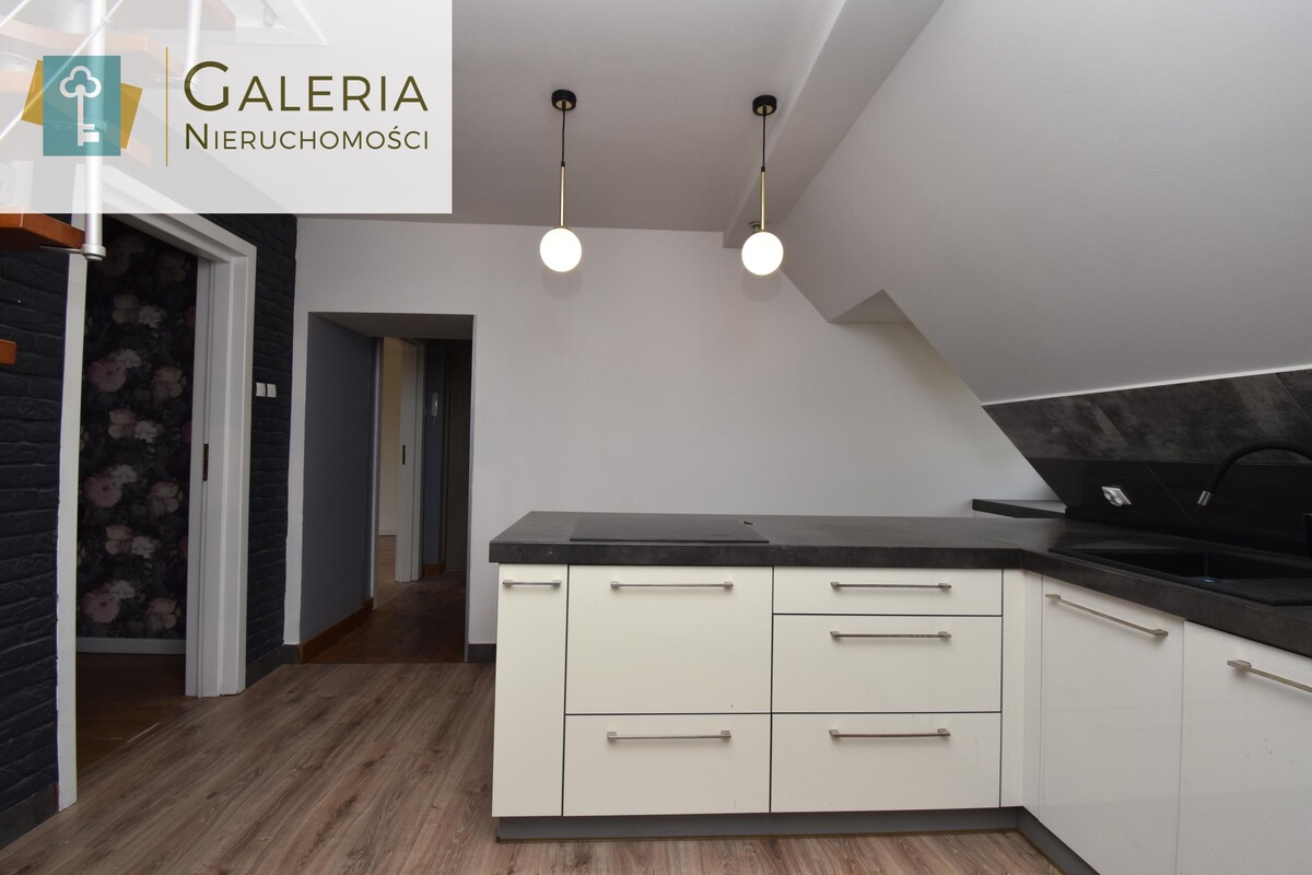 Elbląg GALERIA NIERUCHOMOŚCIZ pasji i miłości do nieruchomościNa sprzedaż: Dwupoziomowe mieszkanie z balkonem i