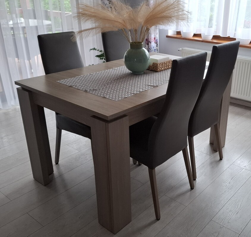 Elbląg Sprzedam stół rozkładany, z czterema krzesłami w stanie idealnym. Wym. Wysokość 77cm, szerokość 90cm, długość