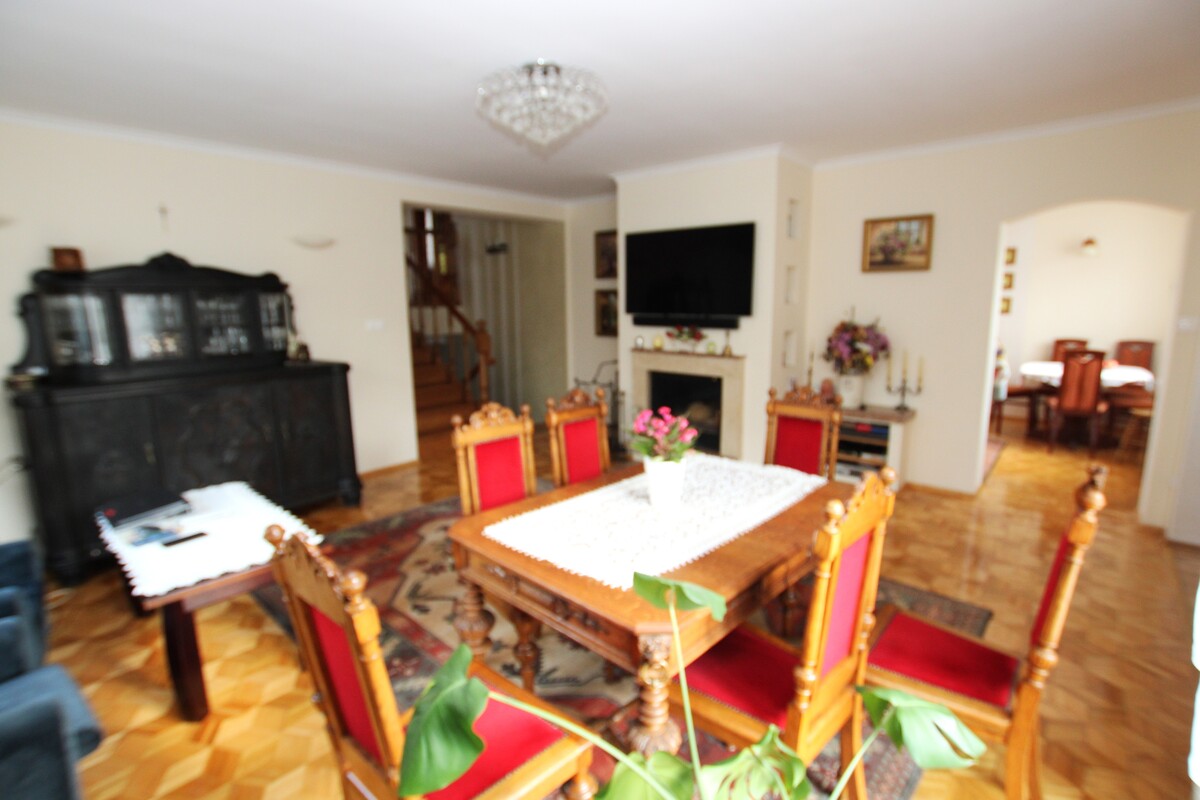 Elbląg NIERUCHOMOŚCI ANNA KRASZEWSKA Inwestycja w komfort i jakość: solidny wolnostojący dom z dużym garażem