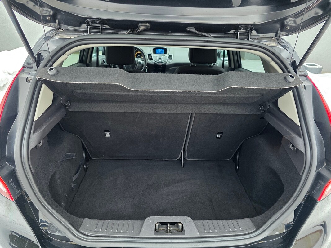 Elbląg Ford Fiesta, benzyna, 2014 rok - pełna opcja wyposażenia. Ładne zadbane auto, wizualnie bardzo ładnie