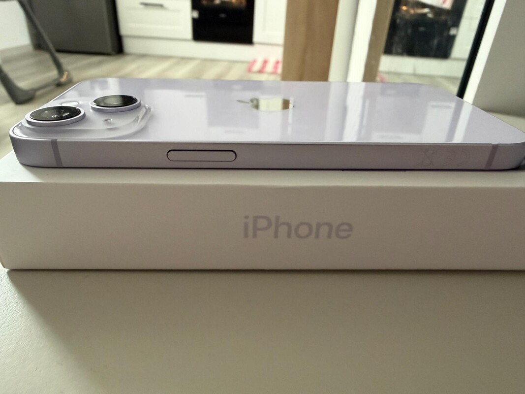 Elbląg Sprzedam iPhone 14,128G w stanie idealnym, jedynie w prawym górnym rogu delikatne zadrapanie (widoczne na
