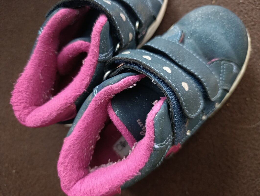 Elbląg Sprzedam buty dla dziewczynki rozmiar 25.Jesienne oraz śniegowce. Stan bardzo dobry. Cena za jedną pare 15zl.