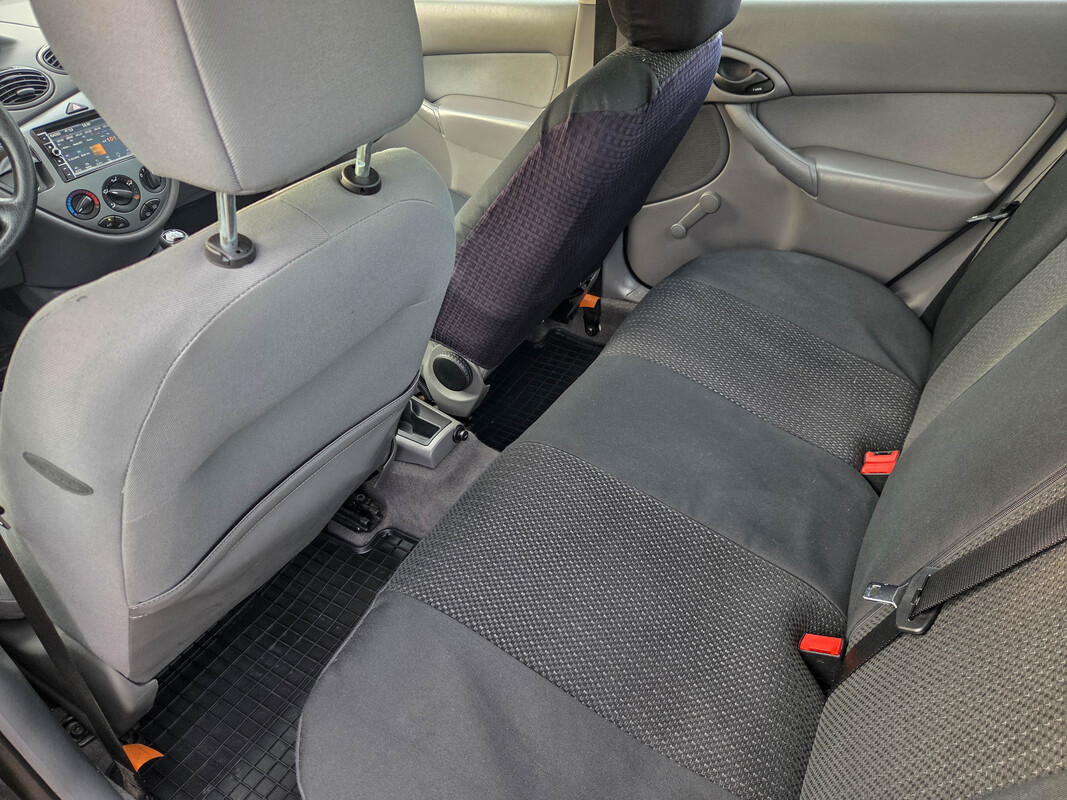 Elbląg Oferuję do sprzedaży auto Ford Focus z 2002 roku – klasyczny sedan z niezawodnym silnikiem benzynowym 1.8