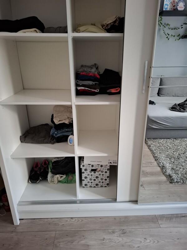 Elbląg Nowoczesna, biała szafa z kolekcji Agata Meble. Posiada dwie przesuwne drzwi, które zapewniają wygodny dostęp