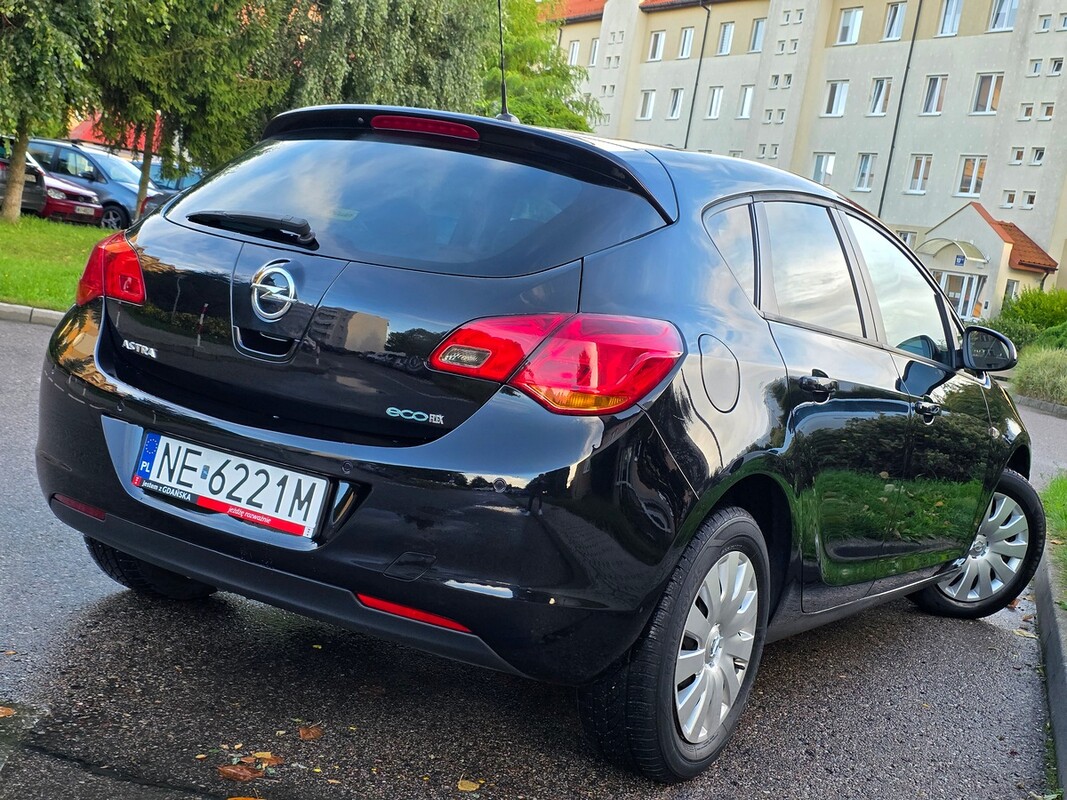 Elbląg Opel astra 1.4 benzynkaGrzana kierownica/fotele czujniki parkowania KlimatyzacjaZAREJESTROWANY2012