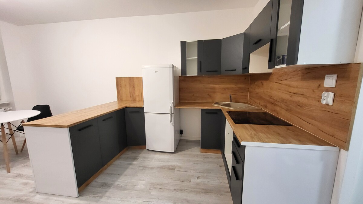 Elbląg KWADRAT NIERUCHOMOŚCI3 pokojeparterbalkonpo generalnym remoncieblok - media z miasta