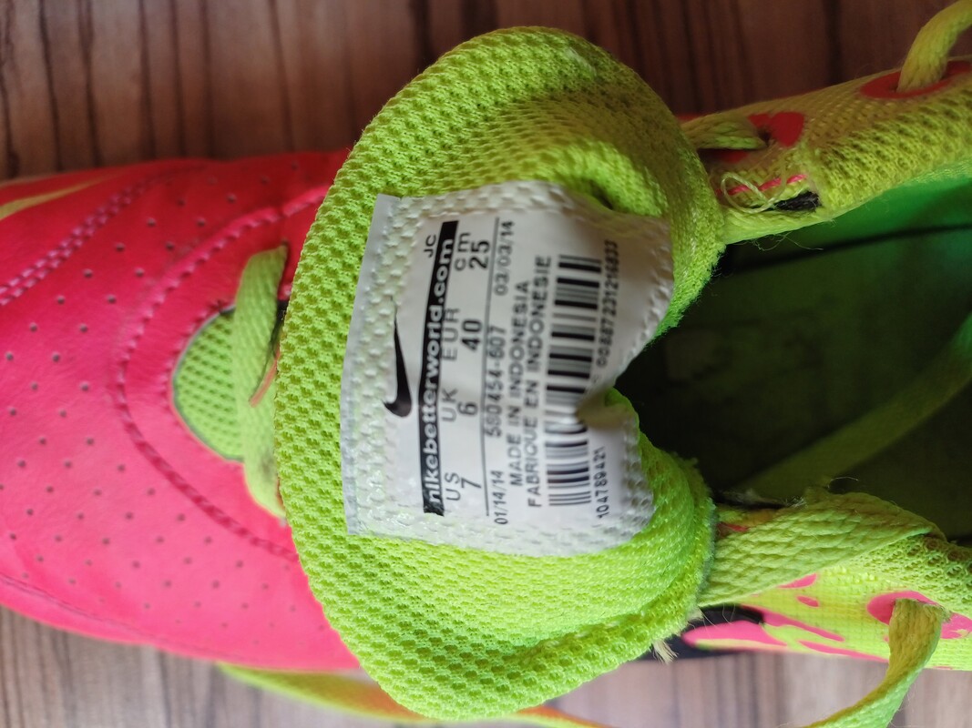 Elbląg Nike 40 halówki do odświeżenia, zadrapanie widoczne na zdjęciu
