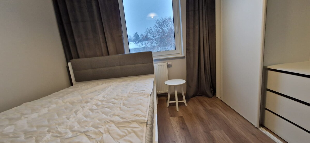 Elbląg Wynajmę mieszkanie o pow.38 m2 położone przy ul. Traugutta (Rezydencja Dolinka) w Elblągu. Lokal znajduje się