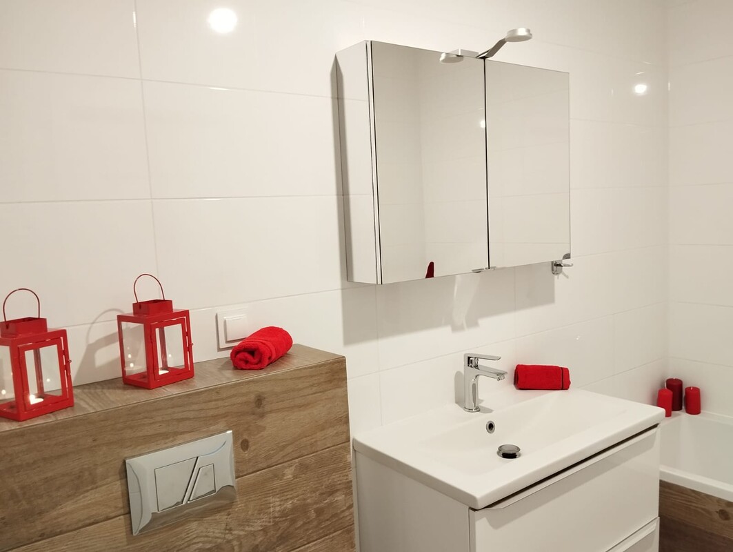 Elbląg 2 pokojowe mieszkanie z balkonem w nowoczesnym bloku z windą z naziemnym miejscem postojowym w cenie.