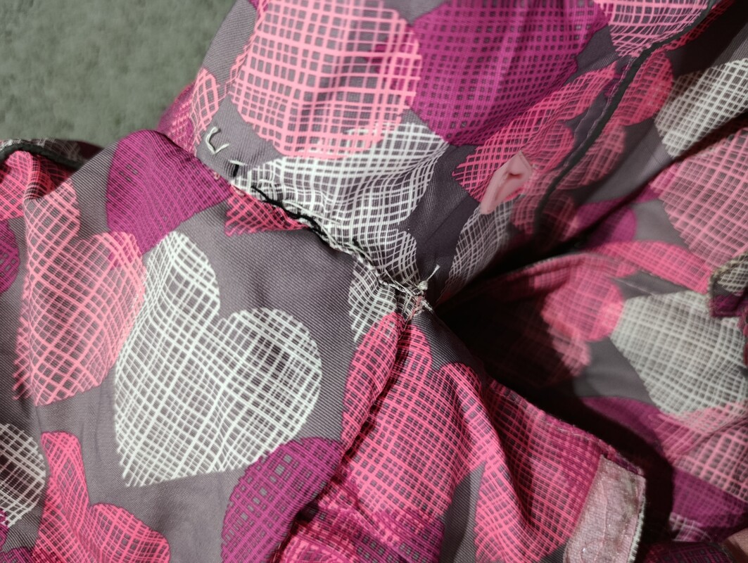 Elbląg Sprzedam kurtkę i spodnie śniegowe dla dziewczynki. Stan dobry. Kurtka posiada wady widoczne na zdjęciach.