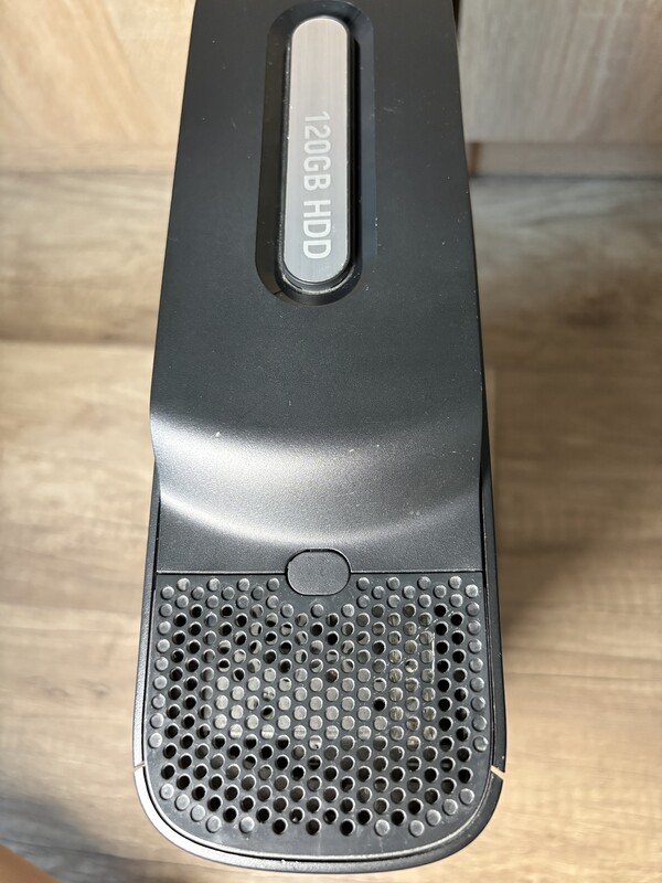 Elbląg Konsola Xbox 360 Sprzedam w pełni sprawną konsolę Xbox 360 w bardzo dobrym stanie, w zestawie z kablami i