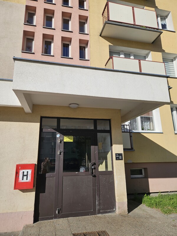 Elbląg Na sprzedaż – jasne i przytulne mieszkanie 2-pokojowe z balkonem na parterze.