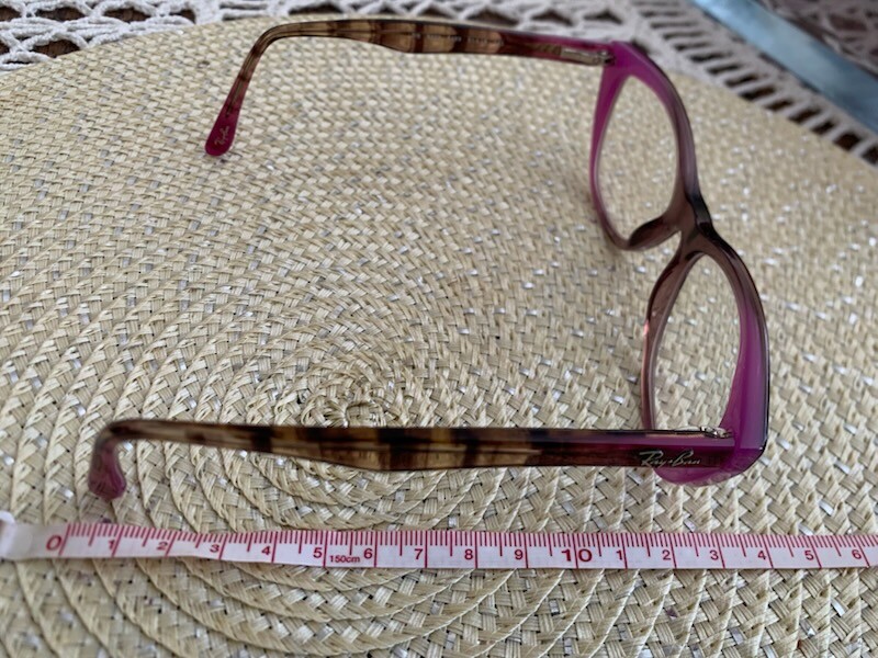 Elbląg Sprzedam dwa razy założone, zakupione niedawno, okulary damskie Ray Ban w kolorze wrzosu z elementami panterki.