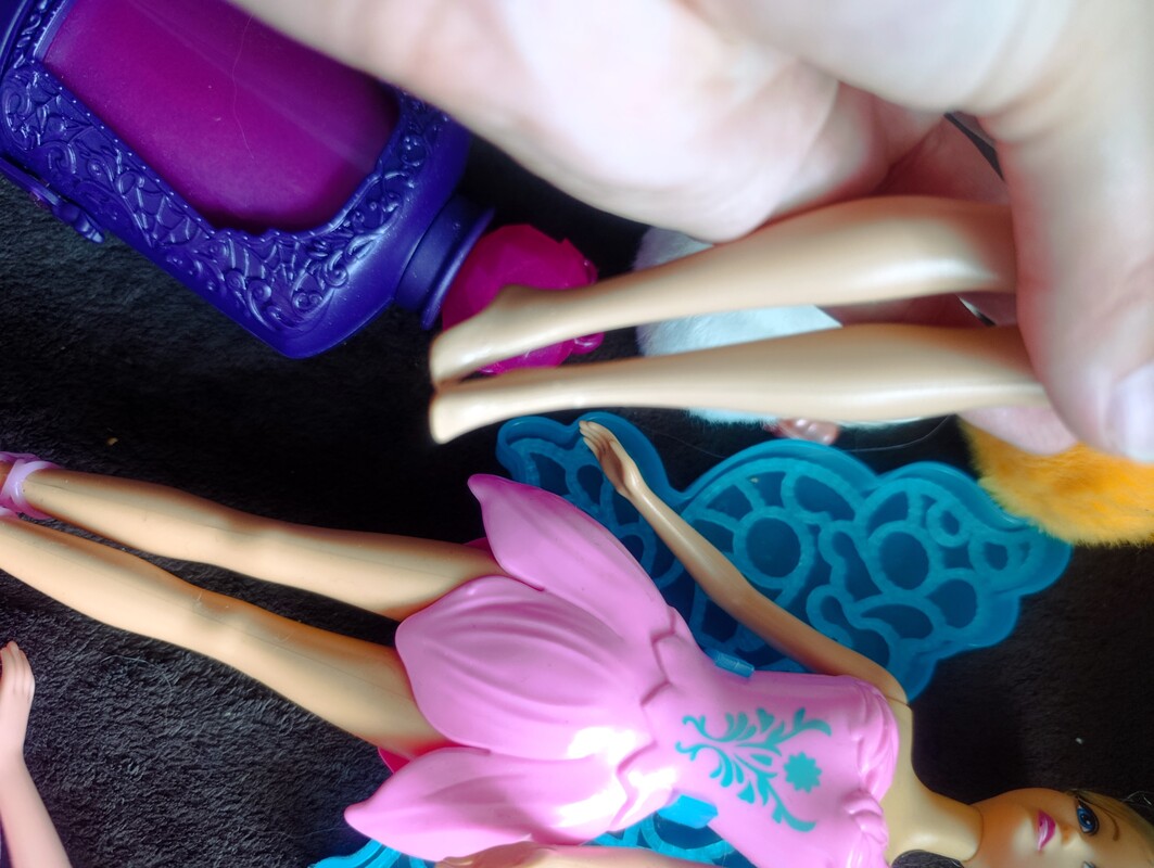 Elbląg Sprzedam zestaw lalek barbie i w typie. Dodatkowo koniki i samolot Polly pocket w stanie jak na zdjęciach. Cena