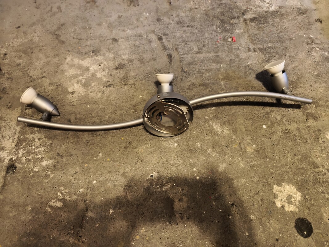 Elbląg Oddam za darmo lampy jak na zdjęciach. Drzwi -80,szafka wisząca 40 x 68- jak na zdjęciach. Możliwe odbiór