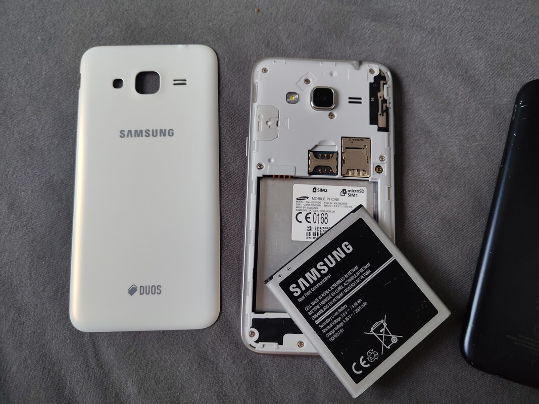 Elbląg Sprzedam dwa Samsungi
80zł/sztuka
Biały to Galaxy j3 2016 dual SIM
Granatowy to j5 2017 dual SIM
Obydwa