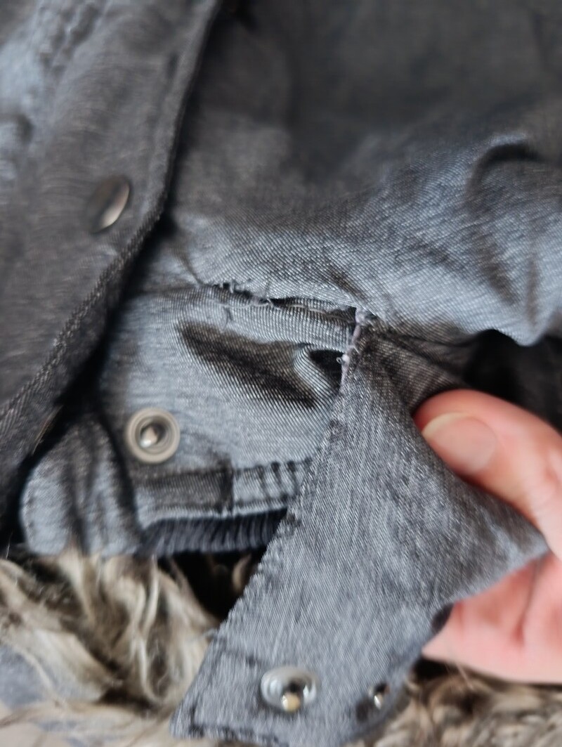 Elbląg Sprzedam dwie kurtki dla chłopca na zimę. Rozmiar 122/128.Stan dobry, do wyprania i szara ma rozdarcie małe