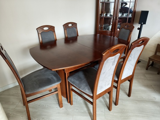 Elbląg Sprzedam komplet jadalniany: stół rozkładany + 6 krzeseł. 
Solidny, drewniany zestaw w klasycznym stylu.