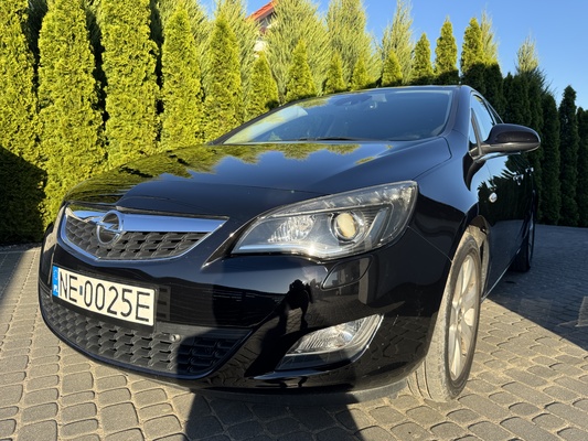 Elbląg Sprzedam samochód Opel Astra J z 2011 roku. 