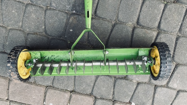 Elbląg Wertykulator lub aerator trawnika marki Wolf-Garten
Urządzenie służy do napowietrzania i spulchniania gleby, co