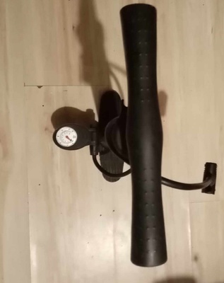 Elbląg Sprzedam pompkę samochodowo-rowerową we wzorowym stanie. Pompka używana sporadycznie, w pełni sprawna, bez