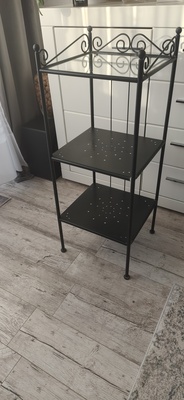 Elbląg Sprzedam regał metalowy IKEA z trzema półkami(górna szklana) cena 100zł oraz kosz na pranie cena 20 zł.