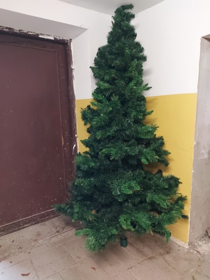 Elbląg Choinkę z tworzywa sztucznego wys. ok 2,4 m, gęsta, składana z trzech elementów ( co ułatwia przechowywanie ),