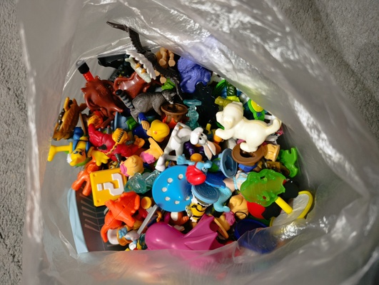 Elbląg Oddam zestaw różnych figurek dla dzieci. Stan bardzo dobry. Figurki przeważnie z jajek niespodzianek