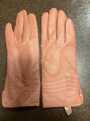 Elbląg SPRZEDAM Damskie rękawiczki skórzaneMało używaneRozmiar: 7 - 8Bardzo delikatna, miękka skórka
