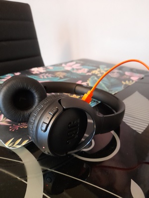 Elbląg Sprzedam w zasadzie Nowe BO po prostu wyjęte z kart. Słuchawki nauszne JBL TUNE 570BT - czarne. 
Czyściutkie,