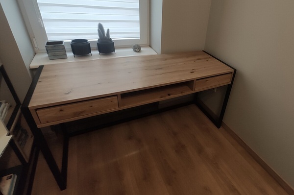 Elbląg Sprzedam biurko industrialne robione na wymiar - stan doskonały - dąb artisan. 
Szerokość 150 cm
Głębokość 55